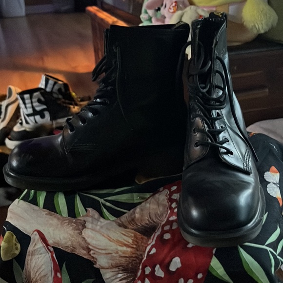Doc Martens - Picture 2 of 5